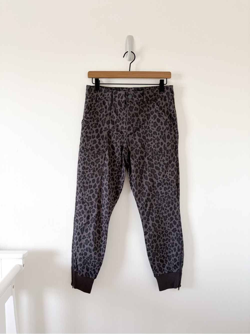 NWT Level 99 Evereve Gray Leopard-Print Jogger Pants
